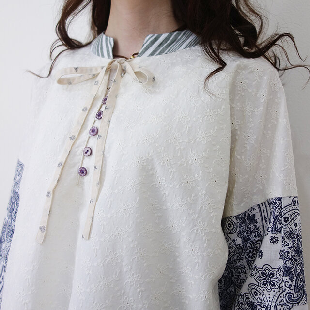 コットンレースとバンダナパッチ・バックフリルのドロッププルオーバー