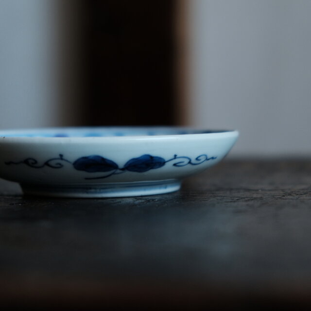 丁寧な暮らしに◇古伊万里　成化年製　染付微塵子膾皿2客　骨董品　antiques 古伊万里 染付 微塵唐草 成化年製文 輪花型膾皿 - 生活骨董と