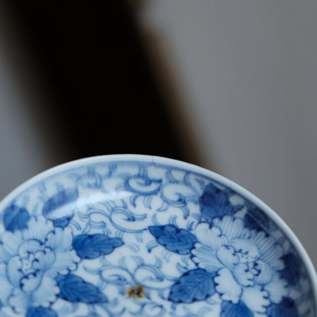 線描きで素敵◇牡丹と唐草 伊万里 線描き染付小皿 骨董