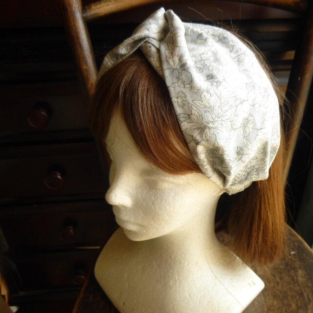 グレー地花柄のクロスヘアバンド