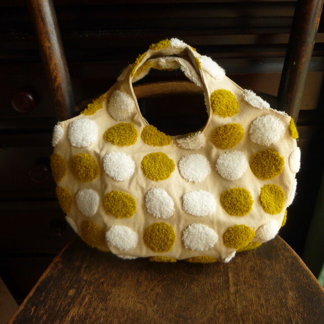 コロンとした水玉柄のバッグ