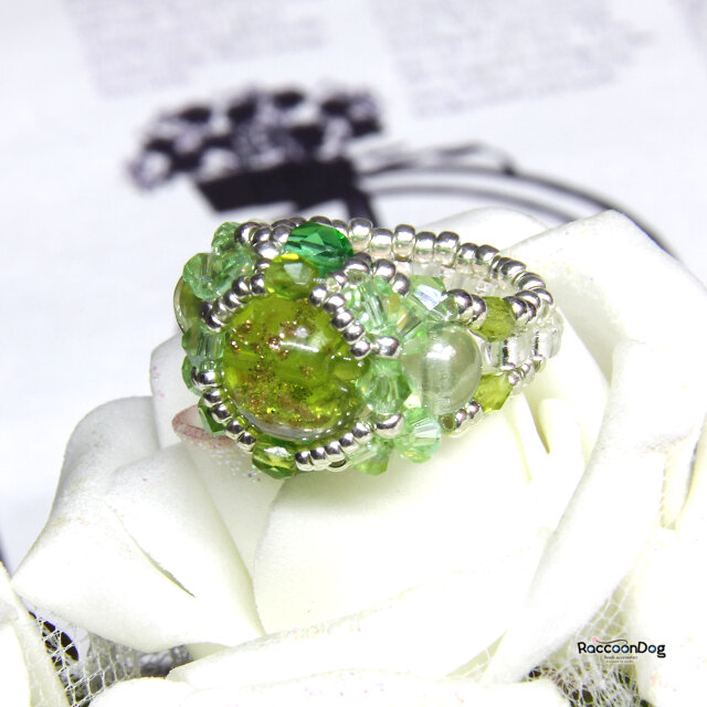 銀河ペリドットの煌めきリング（グラスビーズ チェコビーズ ビーズ