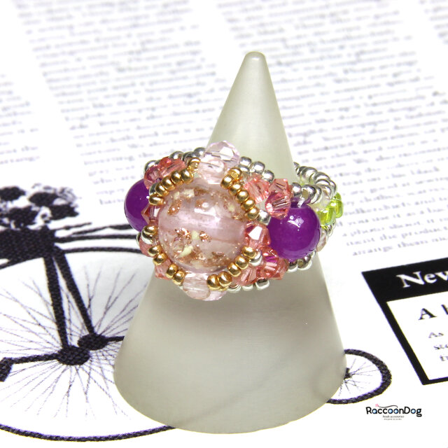 銀河赤藤の煌めきリング（グラスビーズ チェコビーズ ビーズリング）《ビーズアクセサリー》