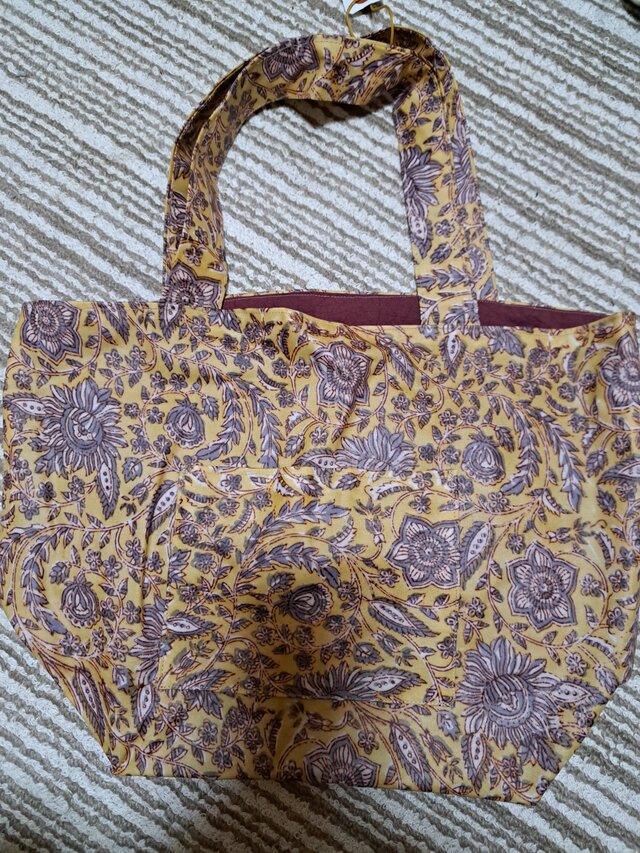 ラミネートの花柄バック