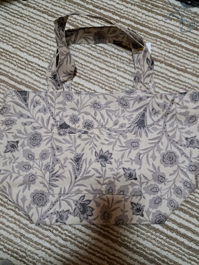 ラミネートの花模様のバック