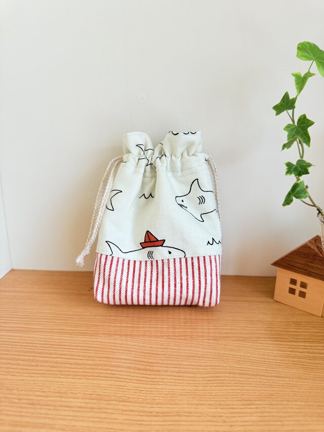 保温保冷シート付き巾着袋（おにぎり、ドリンク入れに）デコレクションズ・サメ