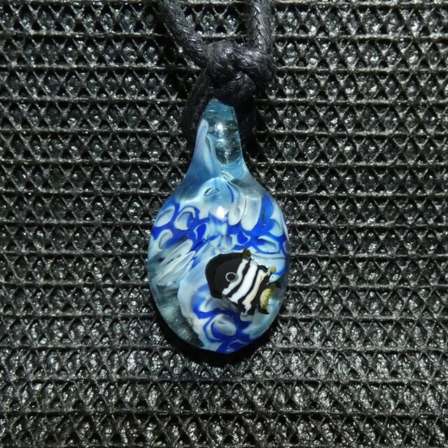 泳ぐ一匹　NO.314（ガラス、とんぼ玉、海、夏、一点物、伝統工芸、ネックレス）