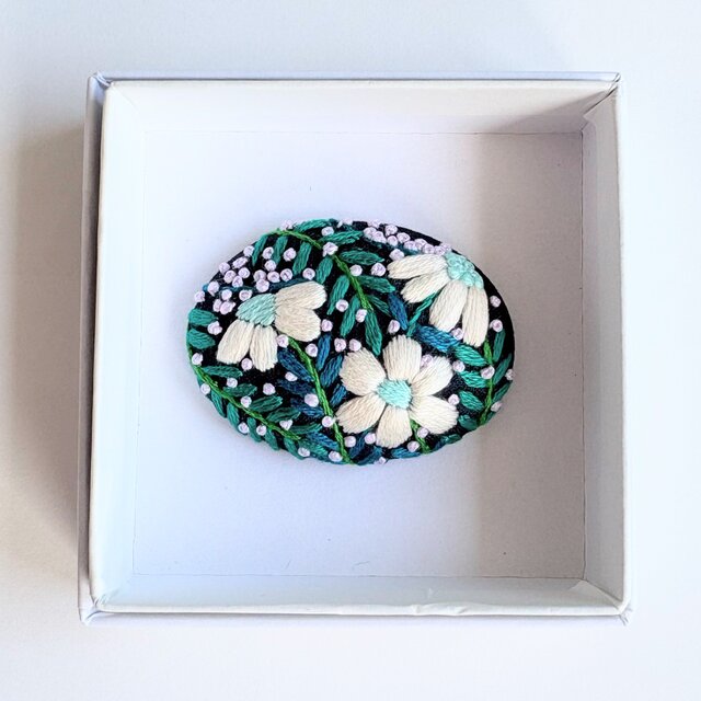 小さなお花の刺繍ブローチ・botanical#384 | iichi 日々の暮らしを