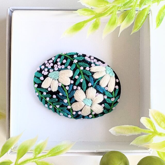 小さなお花の刺繍ブローチ・botanical#384 | iichi 日々の暮らしを