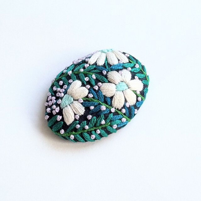 花の刺繍ブローチ 小さなお花の刺繍ブローチ・botanical#384 | iichi 日々の暮らしを