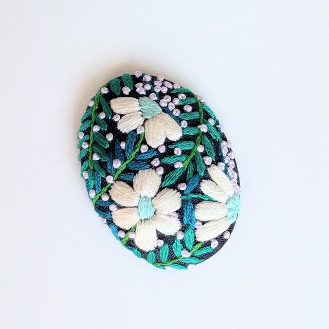 小さなお花の刺繍ブローチ・botanical#384 | iichi 日々の暮らしを