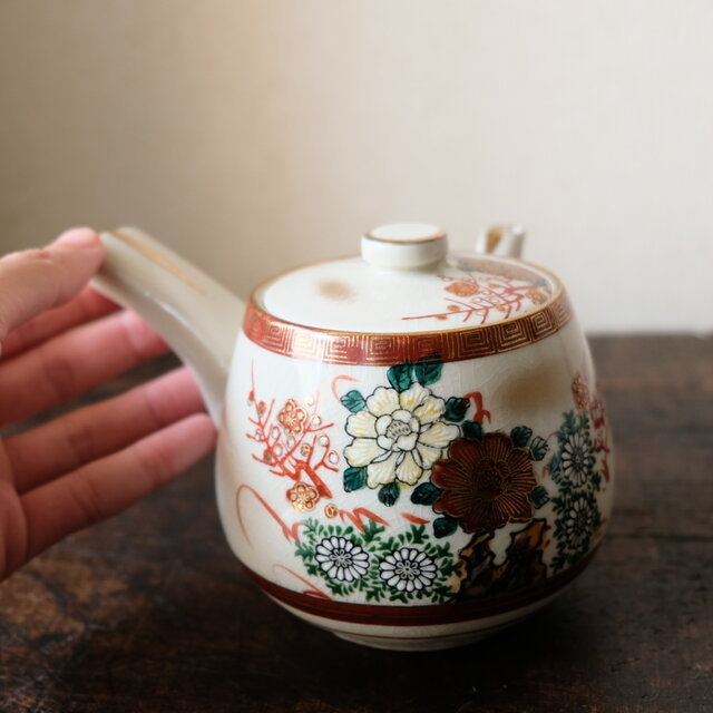 サマー特価¥4400→¥2000】赤と白に芍薬◇九谷焼 花文赤絵金彩