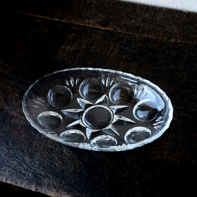 【サマー特価¥1400→¥850】刺身を盛り付けたくなる。見込みに八芒星◆昭和後期　プレスガラスオーバル皿　クリスタルガラス