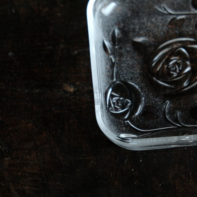 サマー特価¥750⇨¥550】薔薇の文様◇昭和後期 プレスガラス正方
