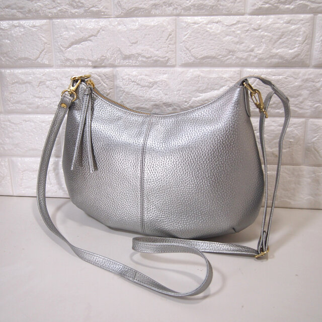 ★ハンドメイド★日本製★本革★斜め掛けショルダーバッグ★コロンとしたスタイル★三日月型★シルバー色★スマホ★