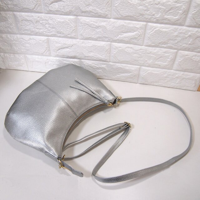 肩掛けショルダーバッグ　三日月型バッグ　シルバー　本革　ヌメ革　手縫い　新品 ☆ハンドメイド☆日本製☆本革☆斜め掛けショルダーバッグ☆コロンと