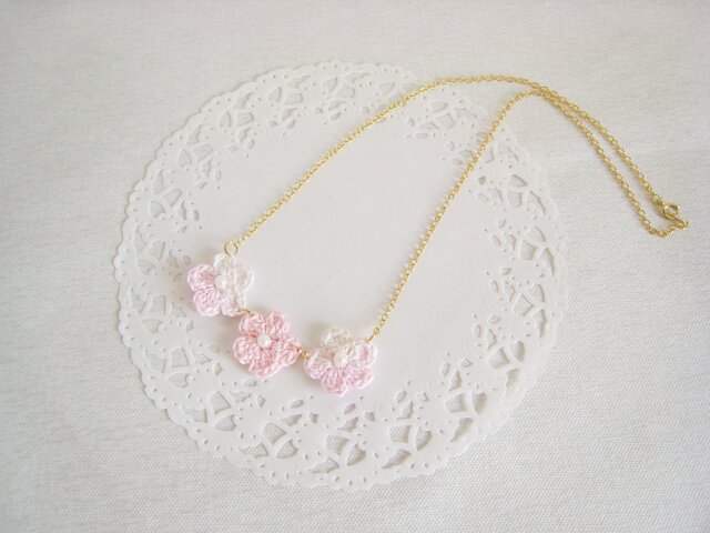 可愛いピンクのフラワーモチーフネックレス（ゴールド色チェーン