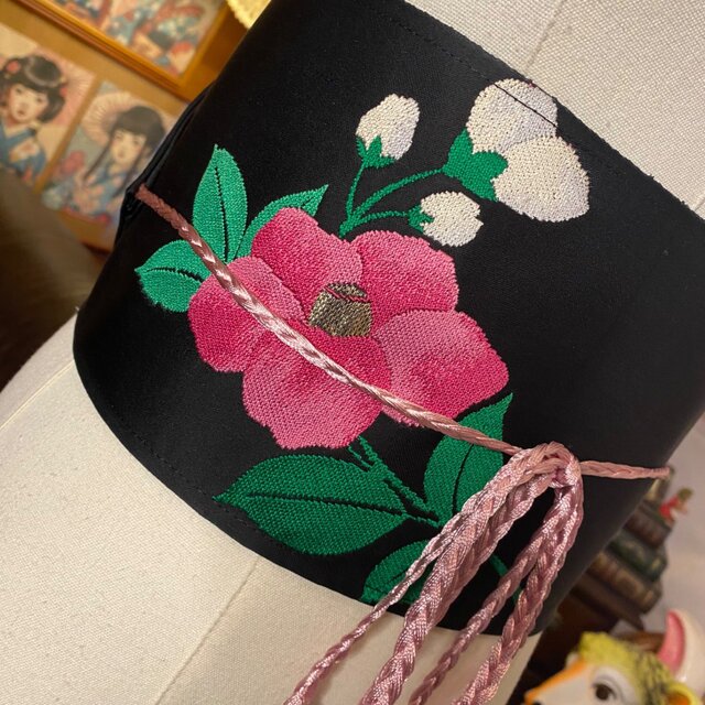 名古屋帯 リメイク サッシュベルト 飾り帯 和洋折衷 ハンドメイド レトロ 古着 L〜LL対応 緋色に咲く大輪の華・絢爛 ROB-186 名古屋帯 リメイク サッシュベルト 飾り帯 和洋折衷 ハンドメイド