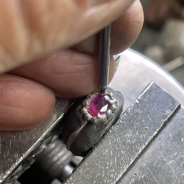 ルビー オーバルカット シルバーリング ルビー オーバルカット6×4 丸つぶ取り巻き シルバーSV925リング