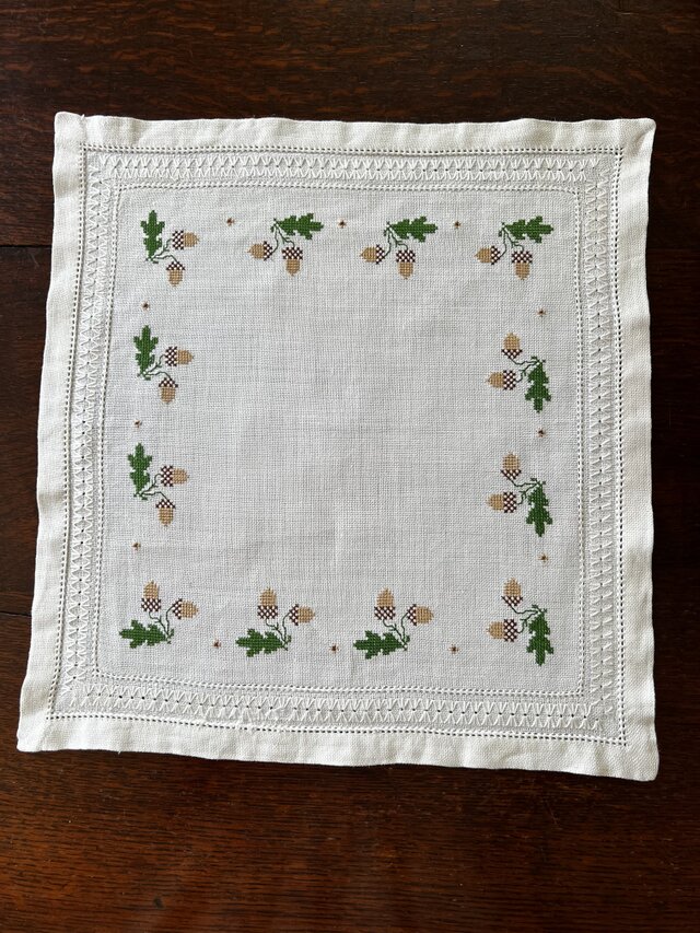 刺繍テーブルセンター、四角、どんぐり | iichi 日々の暮らしを