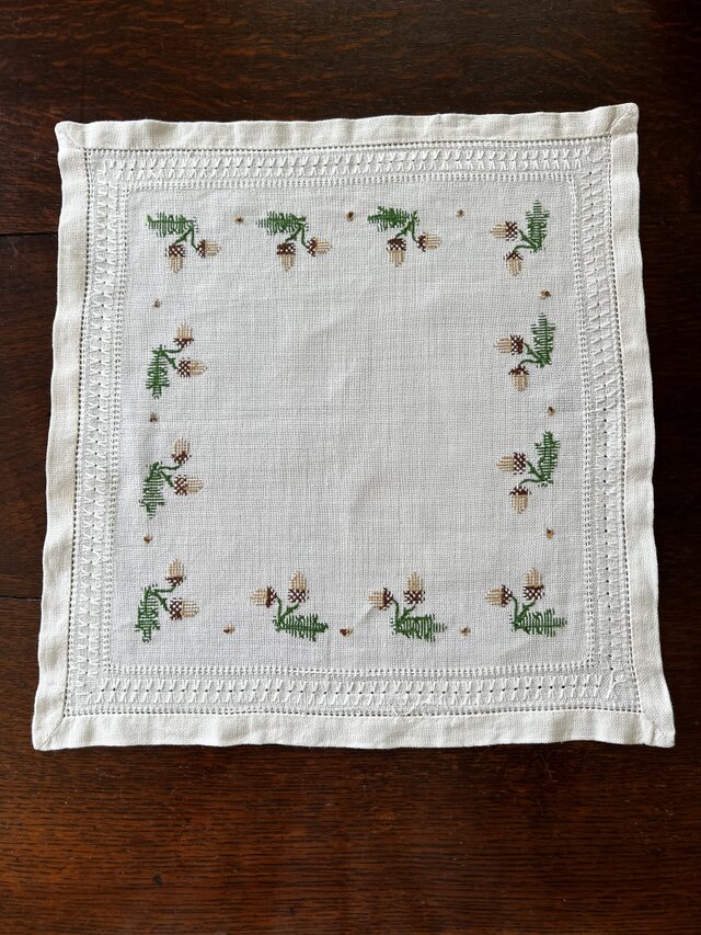 刺繍テーブルセンター、四角、どんぐり | iichi 日々の暮らしを