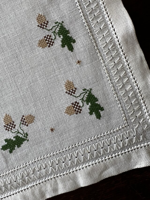 LUXURY NEEDLEPOINT FROM LONDON 刺繍 角テーブル 英国アンティーク風 LUXURY NEEDLEPOINT FROM LONDON LUXURY