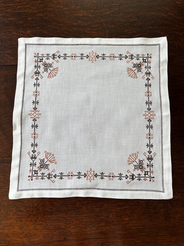 刺繍テーブルセンター、真四角、茶系クロスステッチ | iichi