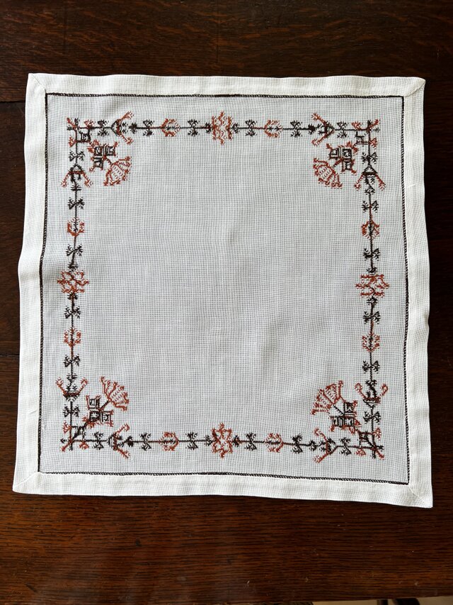 アンティーク　クロス　センターテーブル　手刺繍 刺繍テーブルセンター、真四角、茶系クロスステッチ | iichi