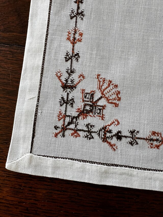 刺繍テーブルセンター、真四角、茶系クロスステッチ | iichi