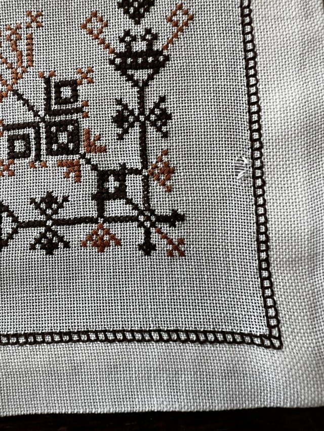 アンティーク 刺繍 テーブルクロス 刺繍テーブルセンター、真四角、茶系クロスステッチ | iichi