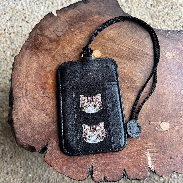 両面パスケース 2枚用 （黒い革に茶トラ猫の刺繡）03005-25