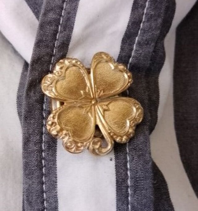 真鍮ブラス製=ゴールド　四葉のクローバー型シャツボタンカバー　結婚、成人式、古着ファッションに