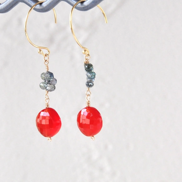 紅花のしずく 〜カーネリアンとグリーンサファイアのピアス