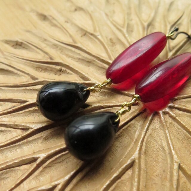 アンティーク ウェディングビーズ 雫 黒 ＋ ボヘミアン 赤 ピアス
