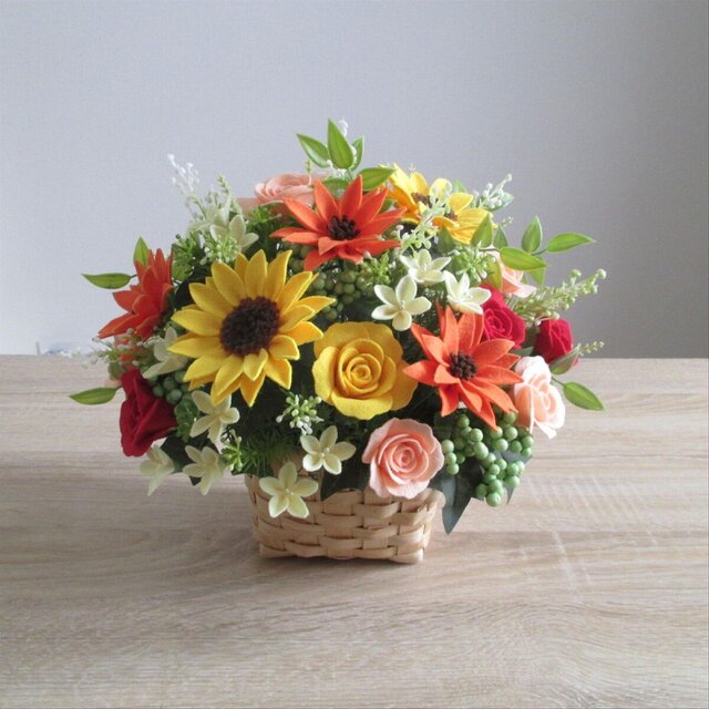 フェルトの花＊サニーカラーひまわりの花カゴ＊フェルトフラワー アレンジメント アートフラワー 向日葵