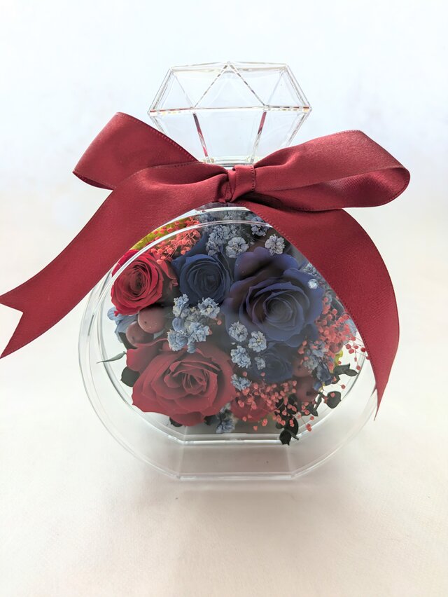 プリザーブドフラワー／青と赤の薔薇が混ざり合う魔法の香水瓶アレンジ／赤リボン