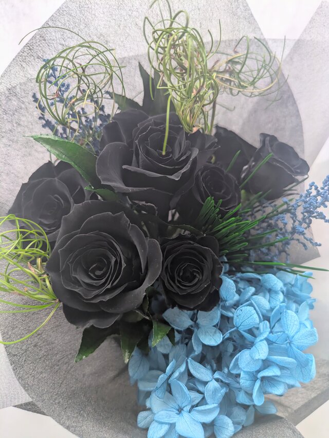 プリザーブドフラワー／黒薔薇7輪と緑と青い紫陽花の花束（黒薔薇の