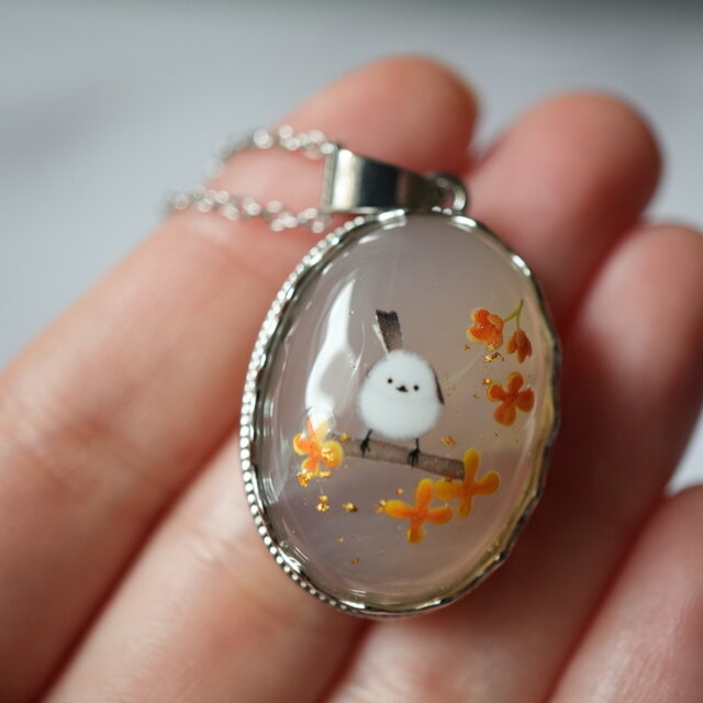 白瑪瑙とシマエナガ、金木犀のペンダント（金沢箔24K使用）