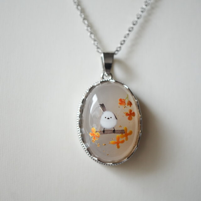 白瑪瑙とシマエナガ、金木犀のペンダント（金沢箔24K使用