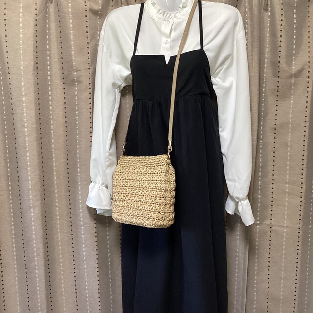 エコアンダリヤのショルダーバッグ／ベージュ／斜め掛けショルダー／マグネットボタン付き