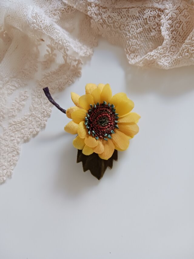 染め布花＊ミニひまわりのコサージュ | iichi 日々の暮らしを心地よく
