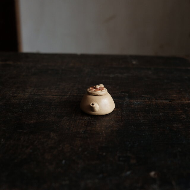 小さい花模様の陶器瓦　古瓦　古美術　骨董品　古道具　ミニチュア 小さい花模様の陶器瓦 古瓦 古美術 骨董品 古道具 ミニチュア 2026年