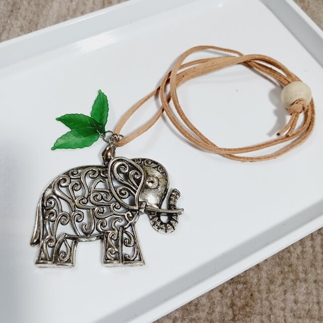 ゾウと葉っぱのネックレス
