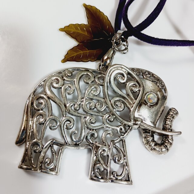 ゾウと葉っぱのネックレス