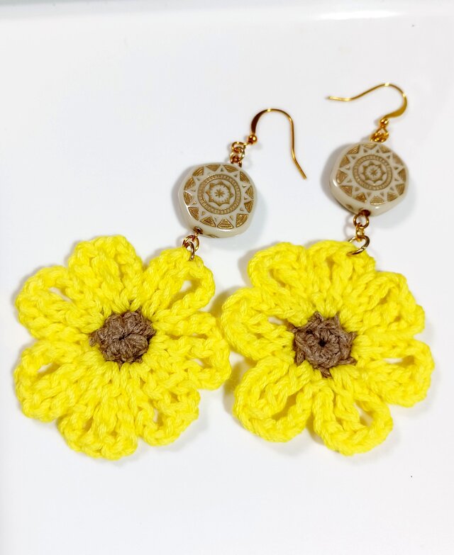 黄色のお花モチーフピアス