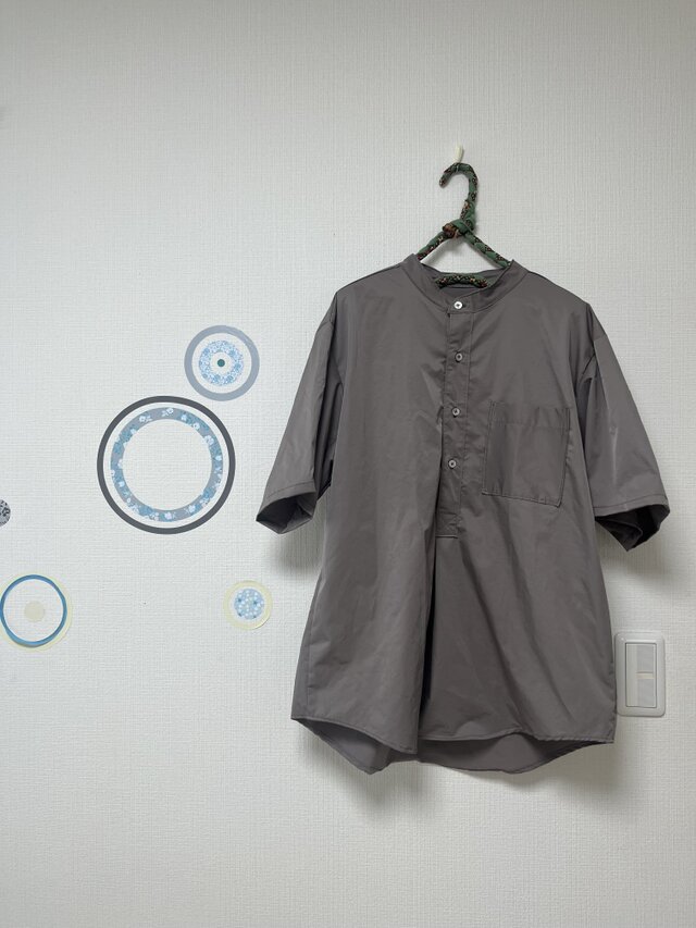 バンドカラーシャツ　メンズL  コットンサテン　半袖　あずきクリーム　