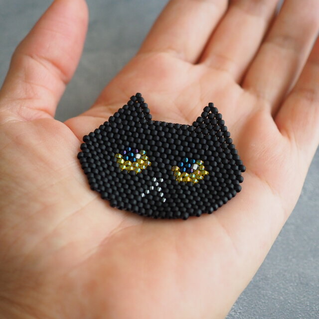 ビーズの黒猫ブローチ【受注】 | iichi 日々の暮らしを心地よくする