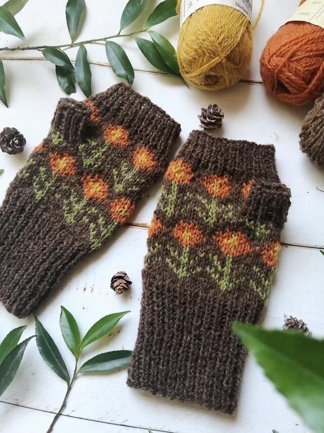 茶に琥珀の花の編み込みハンドウォーマー