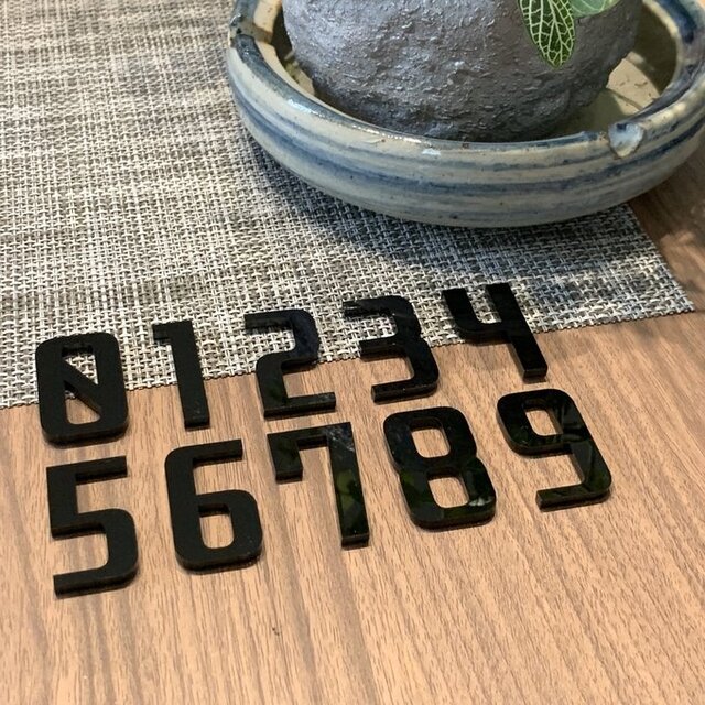 耐久アクリル 番号プレート ブラック｜屋外対応 表札・ポスト・ルームナンバー・店舗看板に最適 高視認性レーザー加工 日本製