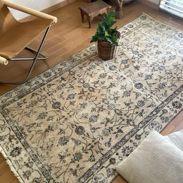 67×109 淡いブラウン×優しい水色　ボタニカル　トルコヴィンテージラグ 67×109 淡いブラウン×優しい水色 ボタニカル トルコヴィンテージ
